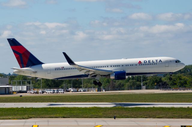 BOEING 767-300 (N199DN) - Delta 8966 is seconds from buttering Runway 31 at DSM closing out a flight from Atlanta. This aircraft is here at DSM for a 132nd ANG charter. Photo taken September 13, 2020 at 11:04 AM with Nikon D3200 at 122mm.