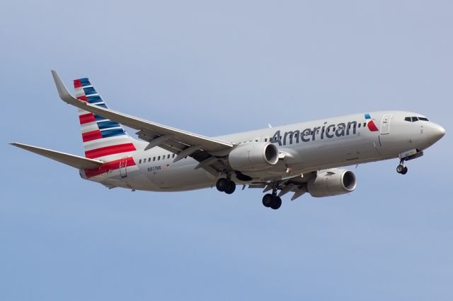 Boeing 737-800 (N817NN) - 04/12/2015.  Arriving 21L at DTW. 