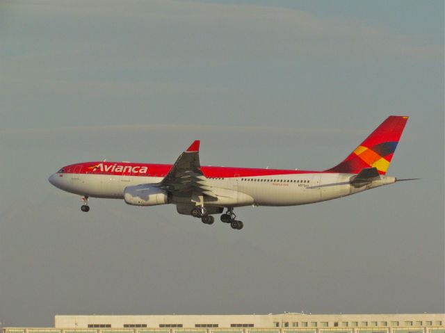 Airbus A330-300 (N973AV) - Airbus 330-243 MSN 1073 and 11 years old, is  landing on the 05R runway in Mexico City Airport in Mexico City Airport (Photo Dec 04th 2012).