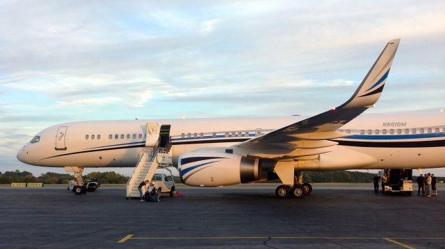 Boeing 757-200 (N801DM)