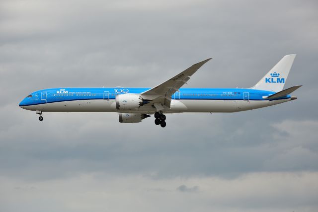 BOEING 787-10 Dreamliner (PH-BKF) - 09-03-20 28-C