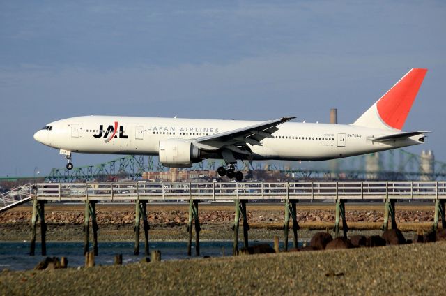 Boeing 777-200 (JA704J) - JAL 777, substituting for the grounded 787, about to touch down on 22L.