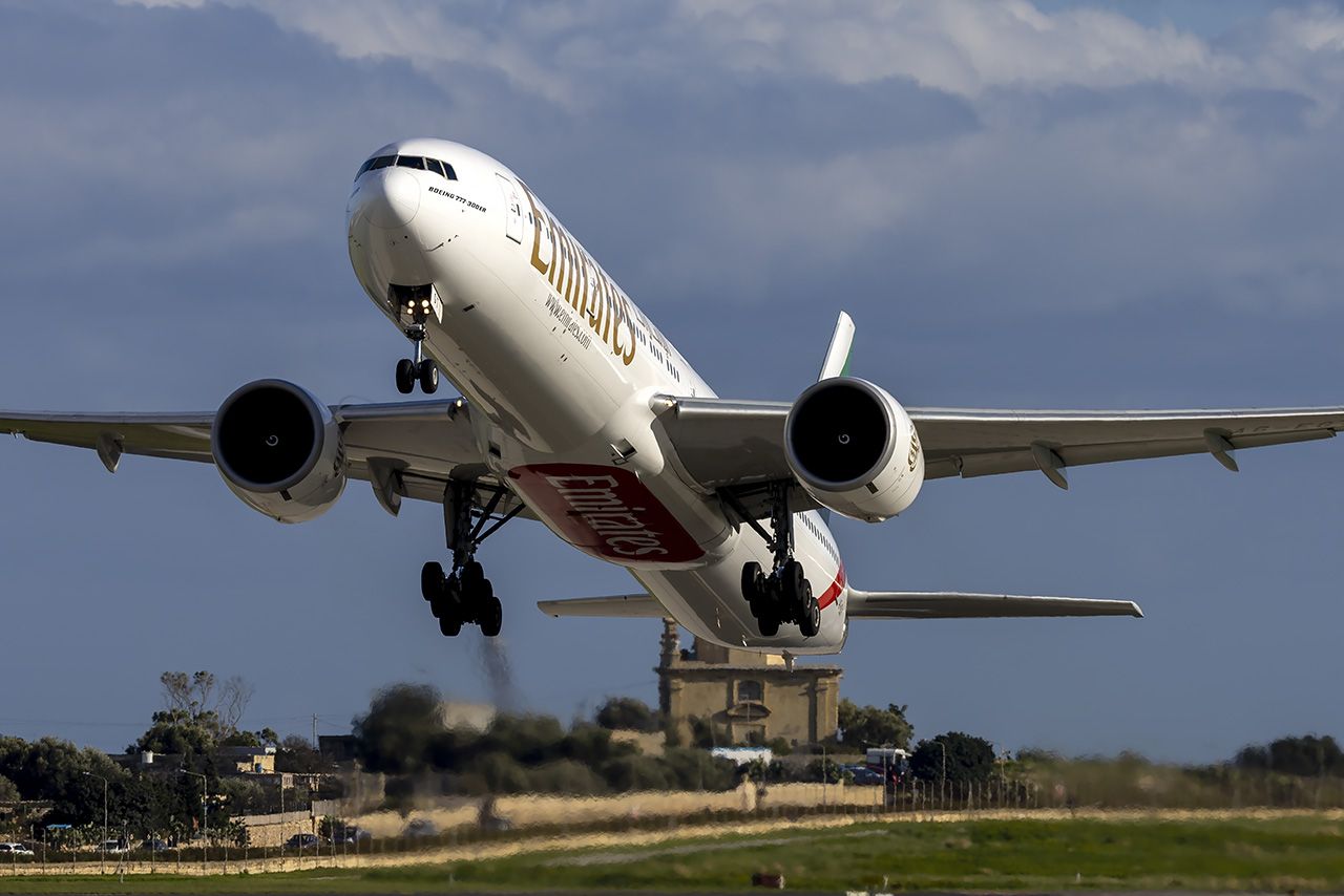 BOEING 777-300 (A6-EGT)