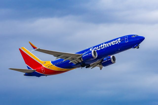 Boeing 737 MAX 8 (N8804L) - A Southwest Airlines 737 MAX 8 taking off from PHX on 3/1/23. Taken with a Canon R7 and Canon EF 100-400 L ii lens.