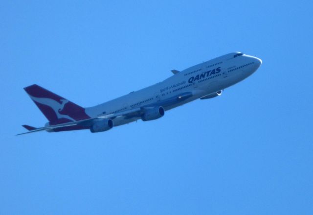 Boeing 747-400 (VH-OJS) - Shown here is a Qantas Boeing 747-400 a few minutes until landing in the Summer of 2017.