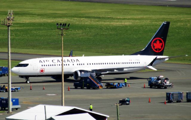 Boeing 737 MAX 8 (C-FSDQ)