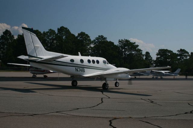 Beechcraft King Air 90 (N74B)