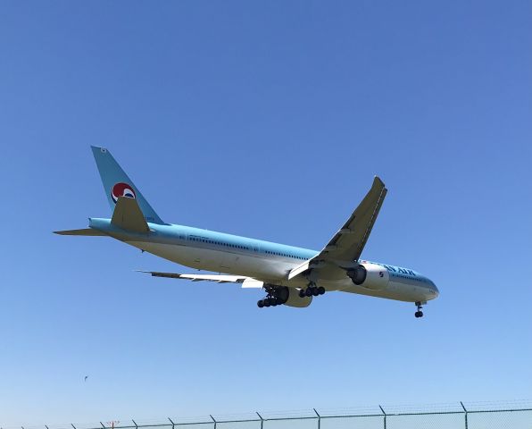 BOEING 777-300 (HL8275) - Runway 1 arrival! 10/1/22.