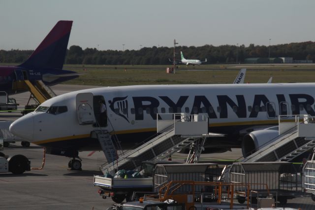 Boeing 737-700 (PH-HSM) - In the foreground a Boeing 737-800 from Ryanair and in the background the Boeing 737-800 from Transavia, which landed at Eindhoven Airport (Holland). (Saturday, October 13th, 2018).