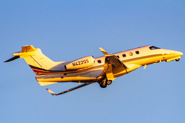 Embraer Phenom 300 (N422QS)