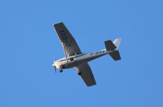 Cessna Skyhawk (C-GIXX) - C-GIXX Cessna Skyhawk 172-N Cargair Ltee survolant la ville de Lavaltrie QC. Le 30-10-2022 à 16:36