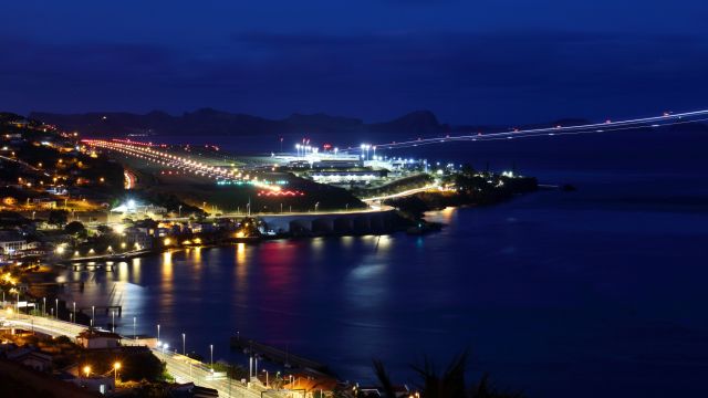 — — - Airport overview. By night from Santa Cruz hill.br /Landing on the right...