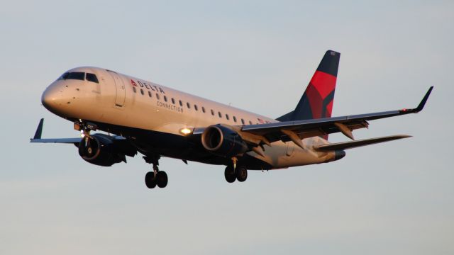 Embraer 175 (N207JQ) - Arriving as DL5738 from BOS