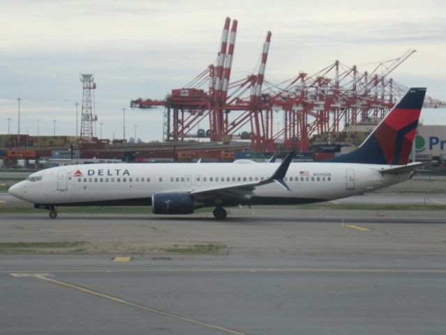 Boeing 737-800 (N395DN)