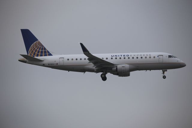 EMBRAER 175 (long wing) (N119SY)