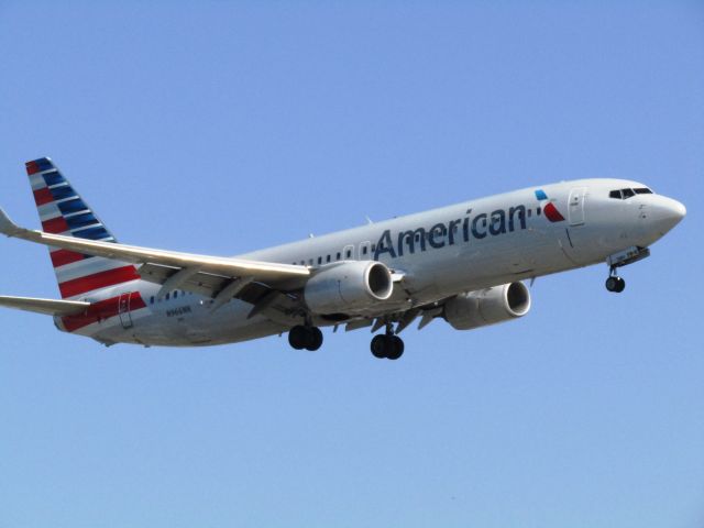 Boeing 737-800 (N966NN) - Landing RWY 20R