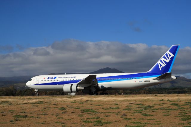 BOEING 767-300 (JA8670) - October 7th 2018:HND-HKD.