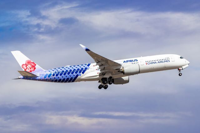 Airbus A350-900 (B-18918) - China Airlines A350-900 taking off from PHX on 11/1/22. Taken with a Canon 850D and Tamron 70-200 G2 lens.