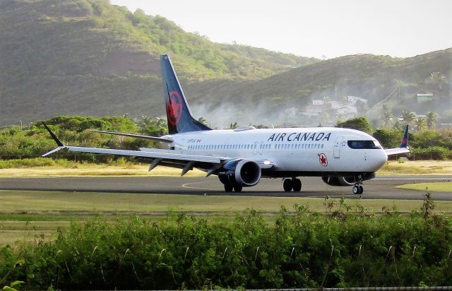 Boeing 737 MAX 8 (C-FTJV)