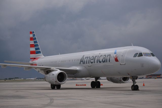 Airbus A320 (N073UV) - Ramp level before a thunderstorm on 5/1/2016