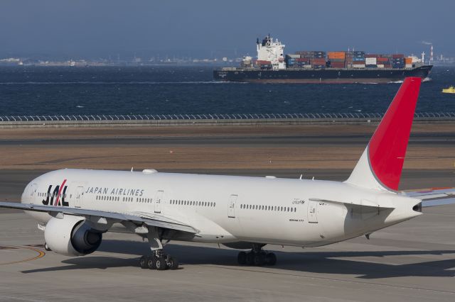 BOEING 777-300 (JA743J)