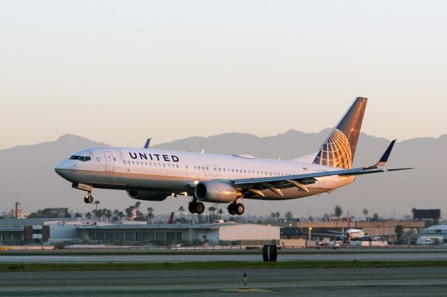 Boeing 737-700 (N87531) - This early morning arrival is landing on runway 25L, LAX, Los Angeles, California USA 