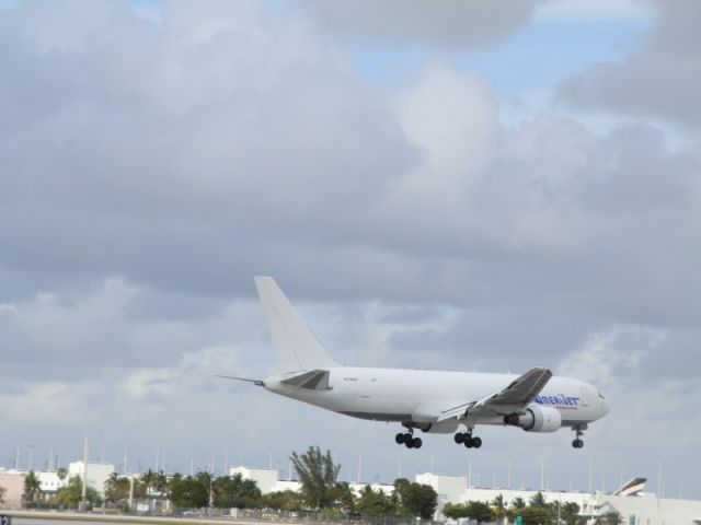 BOEING 767-200 (N739AX)