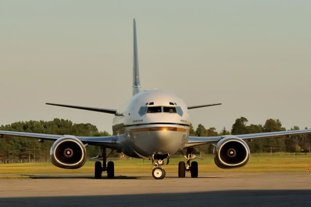 BOEING 737-400 (C-FLEN)