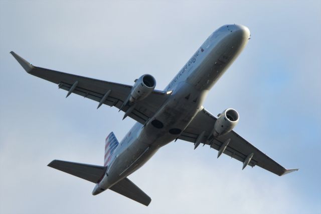 Embraer 175 (N415YX)