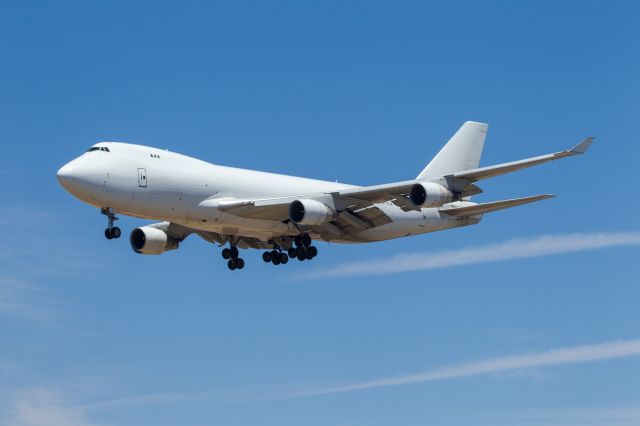 Boeing 747-200 (N713CK) - B747 Freighter owned and operated by Kalitta Air on short final to RWY 25L at Los Angeles International Airport.