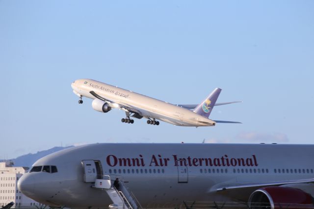 BOEING 777-300ER (HZ-AK18)
