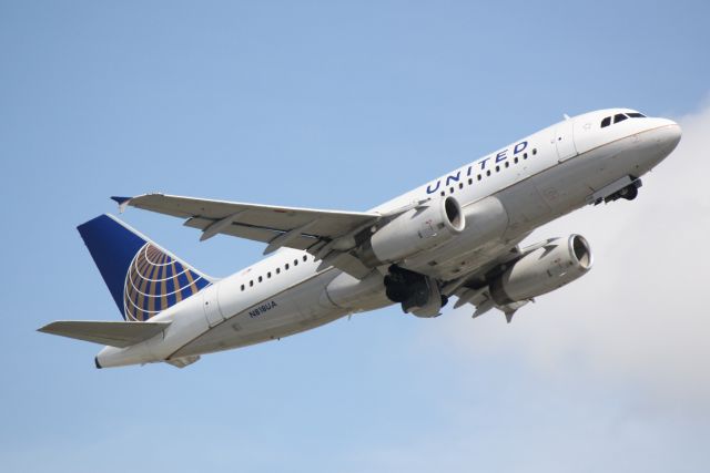 Airbus A319 (N818UA) - United Flight 617 (N818UA) departs Sarasota-Bradenton International Airport enroute to Chicago-OHare International Airport