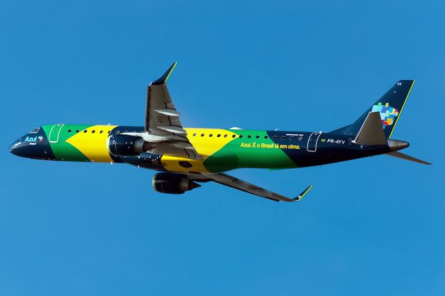 Embraer ERJ-190 (PR-AYV) - Taking off Rwy 10 at Galeão Int´l Airport(Rio de Janeiro)