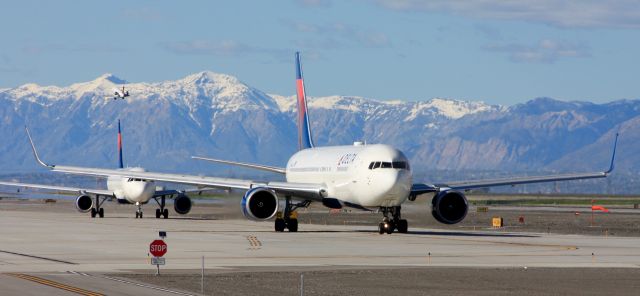 BOEING 767-300 (N394DL)