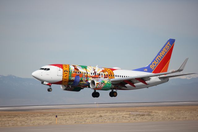 Boeing 737-700 (N945WN) - Landing on 16L.