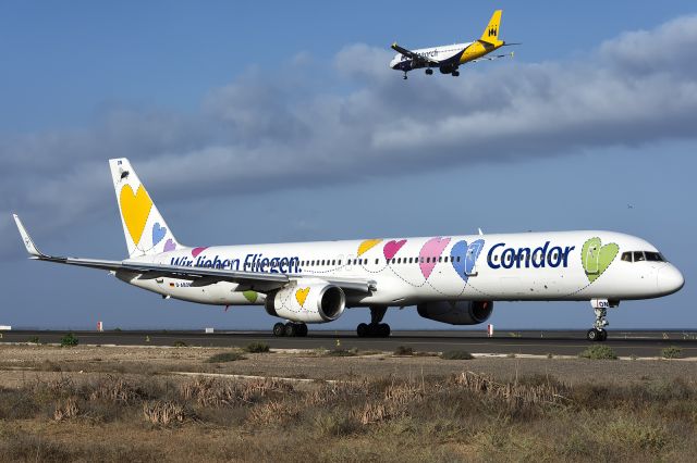 BOEING 757-300 (D-ABON) - After 50 years riding the skies of the universe, the B757 of Condor and the Seagull, observe what would be the last landing of the Airbus A320 G-ZBAT of the British company MONARCH AIRLINES at the airport of Fuerteventurabr /br /30/09/2017