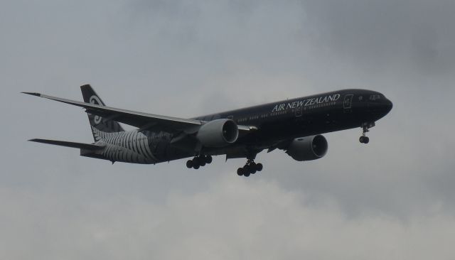 Boeing 777-200 (ZK-OKQ)