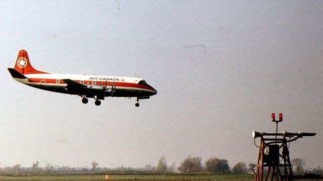 VICKERS Viscount — - Atterrissage dun Vickers Viscount à Dorval, Québec (YUL), été 1974