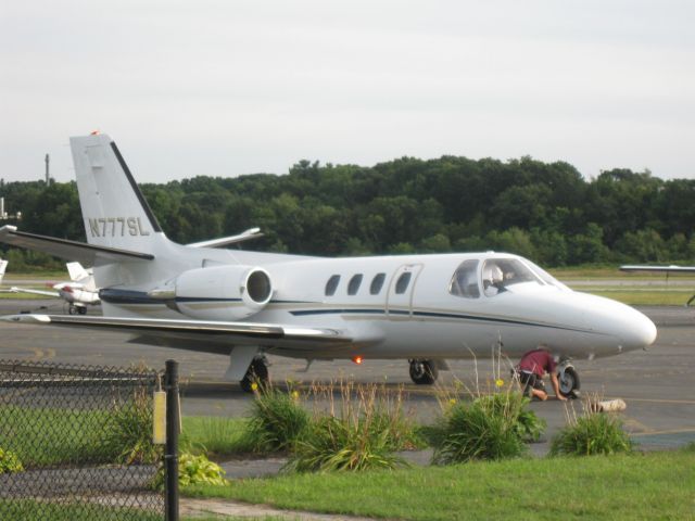 Cessna 500 Citation 1 (N777SL) - Getting chocked after arriving from Charlottesville, VA (KCHO).