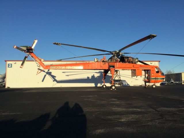 Sikorsky CH-54 Tarhe (N159AC) - Compared to the hanger benind it. 