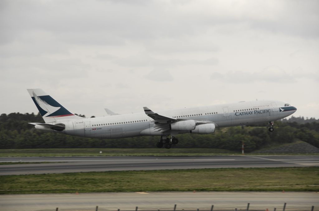 Airbus A340-300 (B-HXH)