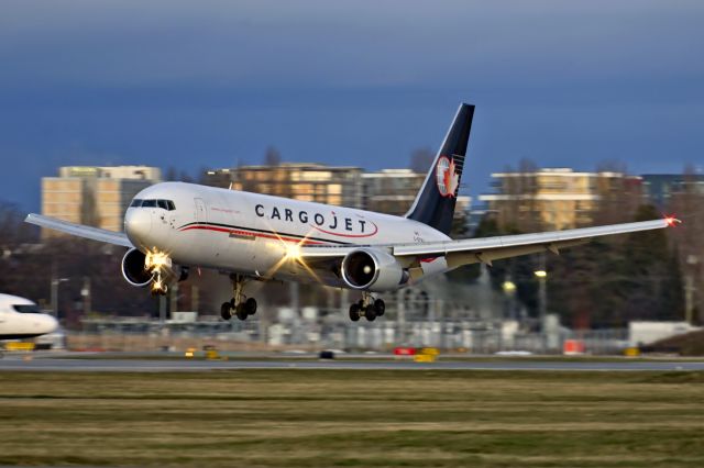 BOEING 767-300 (C-GYAJ)