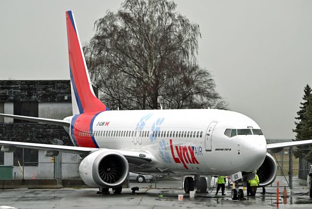 Boeing 737 MAX 8 (C-GJHK) - washing the plane in the rain