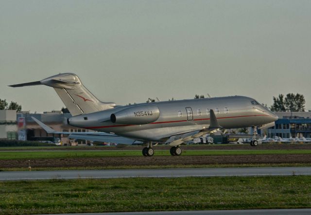 Canadair Challenger 350 (N354VJ) - Landing in CYHU. 27-09-2019