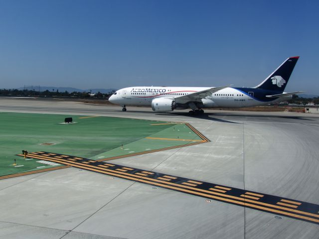 Boeing 787-8 (XA-AMX) - Line up and wait 24L