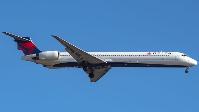 McDonnell Douglas MD-90 (N911DA) - A Delta MD90 on short final for CVG.