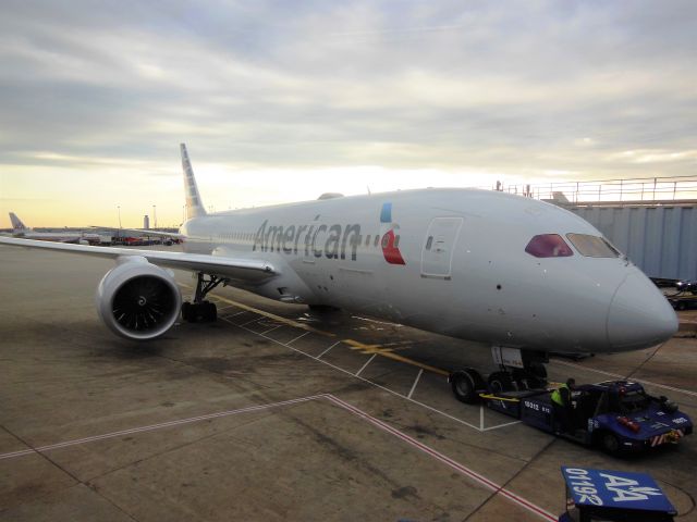 Boeing 787-8 (N810AN) - American Airlines (AA) N810AN B787-8 [cn40628]br /Chicago O’Hare (ORD). American Airlines flight AA2375 at the gate prior to departure to Dallas-Fort Worth (DFW). B787 Dreamliners operated a handful of short sector workings between DFW and ORD as AA took delivery of the type during 2015 and 2016.br /Taken from the Terminal br /2016 04 13  a rel=nofollow href=http://alphayankee.smugmug.com/Airlines-and-Airliners-Portfolio/Airlines/AmericasAirlines/American-Airlines-AAhttps://alphayankee.smugmug.com/Airlines-and-Airliners-Portfolio/Airlines/AmericasAirlines/American-Airlines-AA/a