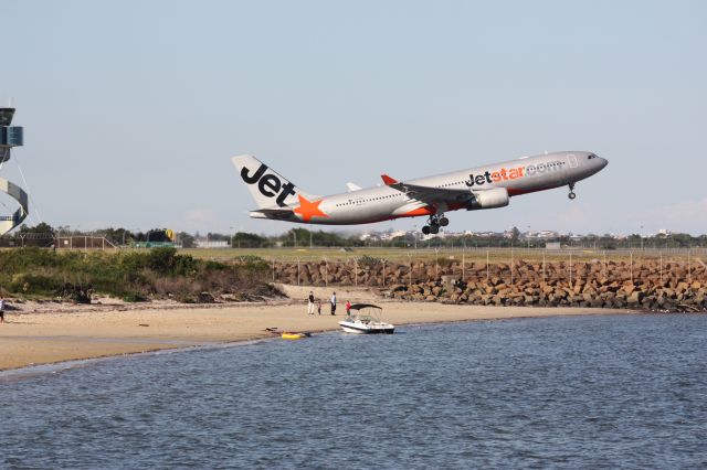 Airbus A330-300 (VH-EBJ)