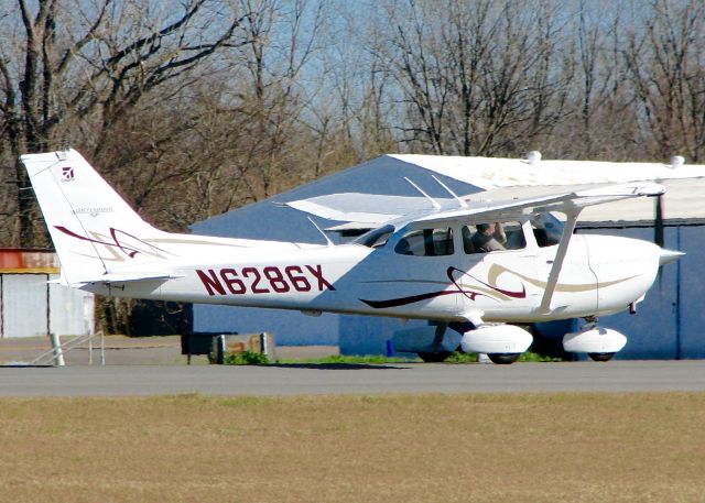 Cessna Skyhawk (N6286X) - At Downtown Shreveport.