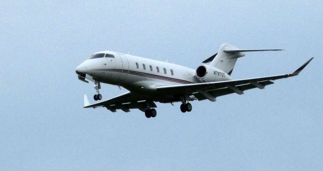 Canadair Challenger 350 (N787QS) - On final on this overcast day is a 2015 Bombardier Challenger 350 in the Autumn of 2021.